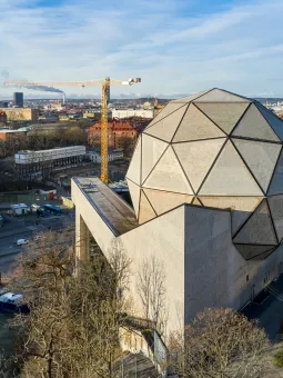 Universeum med Korsvägen i bakgrunden.