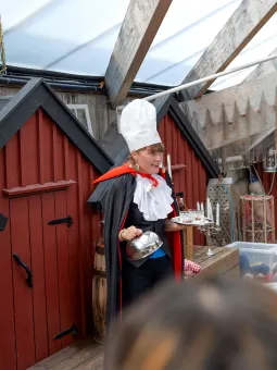 En dracula med kockmössa som håller i ett serveringsfat