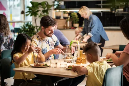 En familj som äter i Universeums fina restaurang